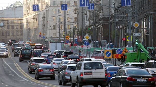 Автомобили на Тверской улице в Москве во время ее реконструкции