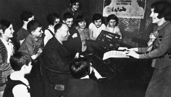Композитор Сергей Прокофьев и народная артистка СССР Наталья Сац среди детей. 01.06.1936 Композитор Сергей Прокофьев и народная артистка СССР Наталья Сац среди детей. 01.06.1936