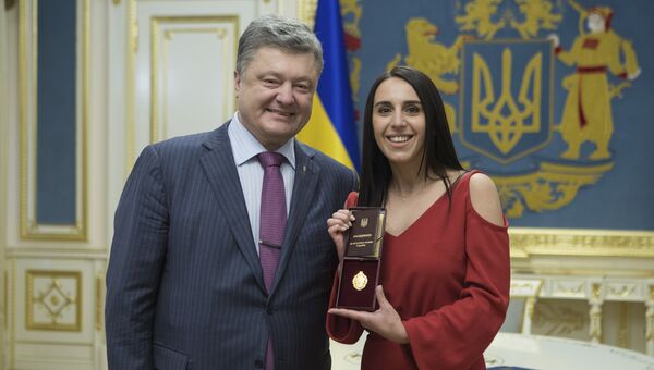 Президент Украины Петр Порошенко и певица Джамала во время вручения госнаграды в Киеве. Архивное фото Президент Украины Петр Порошенко и певица Джамала во время вручения госнаграды в Киеве. Архивное фото