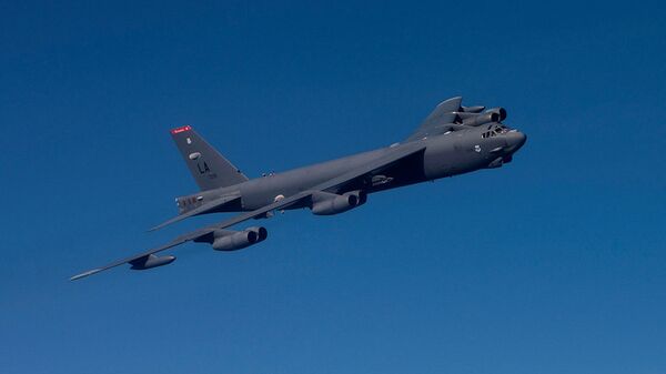 Стратегический американский бомбардировщик B-52. Архивное фото Стратегический американский бомбардировщик B-52. Архивное фото
