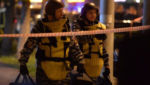 Сотрудники полиции у офиса Московского Кредитного Банка (МКБ) на востоке Москвы Сотрудники полиции у офиса Московского Кредитного Банка (МКБ) на востоке Москвы