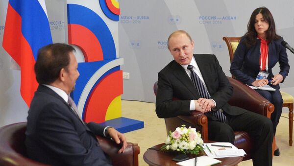 Двусторонняя встреча президента РФ В. Путина с султаном Государства Бруней-Даруссалам Хаджи Болкиахом во время саммита АСЕАН Двусторонняя встреча президента РФ В. Путина с султаном Государства Бруней-Даруссалам Хаджи Болкиахом во время саммита АСЕАН