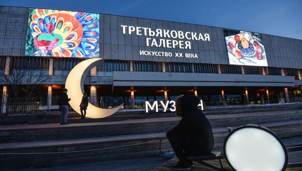 Экраны, установленные на фасадах музея Третьяковской галереи на Крымском Валу во время открытия мультимедийной выставки Третьяковская галерея. Искусство ХХ века Экраны, установленные на фасадах музея Третьяковской галереи на Крымском Валу во время открытия мультимедийной выставки Третьяковская галерея. Искусство ХХ века