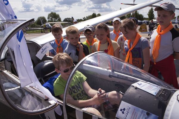Посетители на авиасалоне малой и региональной авиации Авиарегион-2016 в аэропорту Туношна в Ярославской области Посетители на авиасалоне малой и региональной авиации Авиарегион-2016 в аэропорту Туношна в Ярославской области