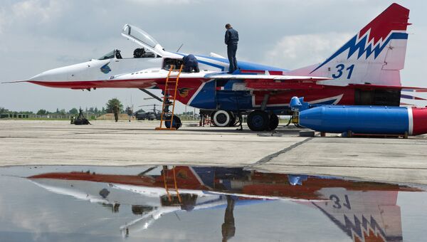 Самолет пилотажной группы Стрижи на аэродроме Кировское Самолет пилотажной группы Стрижи на аэродроме Кировское