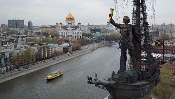 Пассажирский пароход на Москва-реке в районе Пречистенской набережной в Москве Пассажирский пароход на Москва-реке в районе Пречистенской набережной в Москве