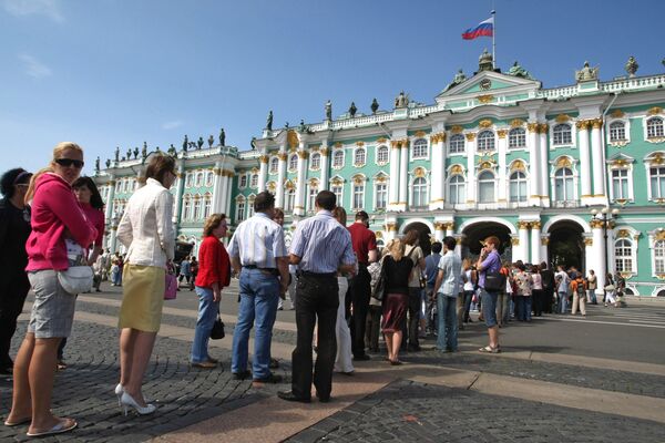 Туристы в Санкт-Петербурге. Архивное фото Туристы в Санкт-Петербурге. Архивное фото