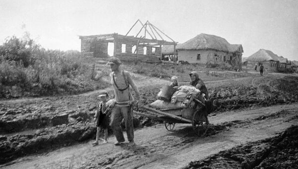 Семья уходит из родного дома Семья уходит из родного дома
