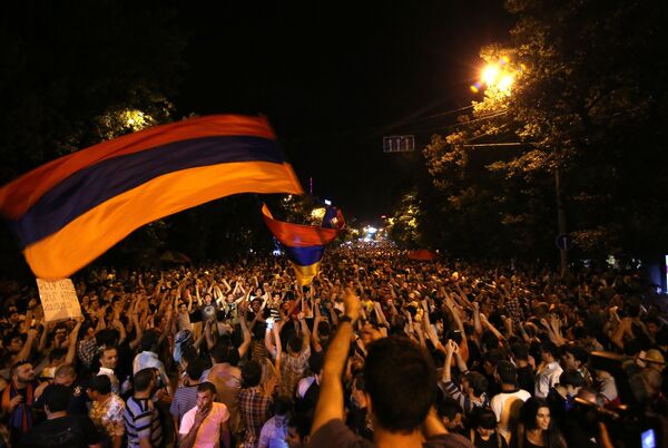 Участники масштабной акции протеста в Ереване. 2015 год Участники масштабной акции протеста в Ереване. 2015 год