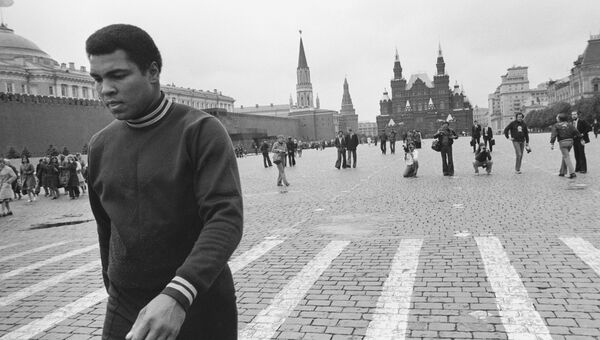 Легендарный американский боксер Мохаммед Али в Москве. Архивное фото Легендарный американский боксер Мохаммед Али в Москве. Архивное фото
