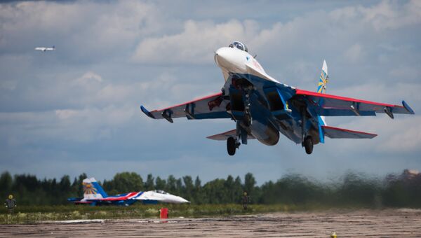 Самолет Су-27 пилотажной группы Русские Витязи. Архивное фото Самолет Су-27 пилотажной группы Русские Витязи. Архивное фото