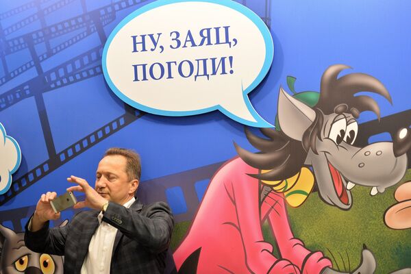 Посетитель на открытии выставки Столица мультфильмов, приуроченной к 80-летию Союзмультфильма и 120-летию Музея Москвы Посетитель на открытии выставки Столица мультфильмов, приуроченной к 80-летию Союзмультфильма и 120-летию Музея Москвы