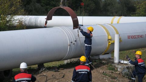 Сотрудники Укртрансгаза выполняют работы на трубопроводе недалеко от высокогорной газокомпрессорной станции Воловец в Закарпатской области Сотрудники Укртрансгаза выполняют работы на трубопроводе недалеко от высокогорной газокомпрессорной станции Воловец в Закарпатской области