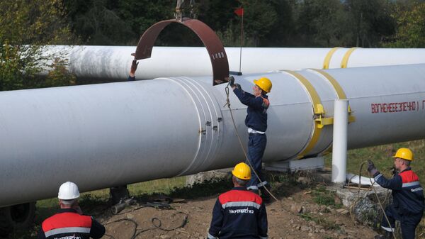 Сотрудники Укртрансгаза выполняют работы на трубопроводе недалеко от высокогорной газокомпрессорной станции Воловец в Закарпатской области Сотрудники Укртрансгаза выполняют работы на трубопроводе недалеко от высокогорной газокомпрессорной станции Воловец в Закарпатской области