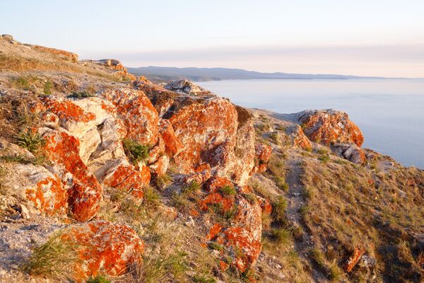 Южная часть острова Ольхон на озере Байкал и пролив Малое море Южная часть острова Ольхон на озере Байкал и пролив Малое море