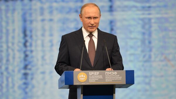 Президент России Владимир Путин выступает на пленарном заседании На пороге новой экономической реальности XX Петербургского международного экономического форума в Санкт-Петербурге. 17 июня 2016 Президент России Владимир Путин выступает на пленарном заседании На пороге новой экономической реальности XX Петербургского международного экономического форума в Санкт-Петербурге. 17 июня 2016