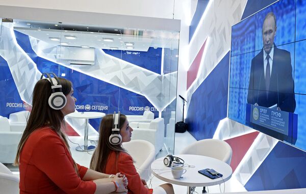 Участники смотрят трансляцию выступления президента России Владимира Путина на Петербургском экономическом форуме Участники смотрят трансляцию выступления президента России Владимира Путина на Петербургском экономическом форуме