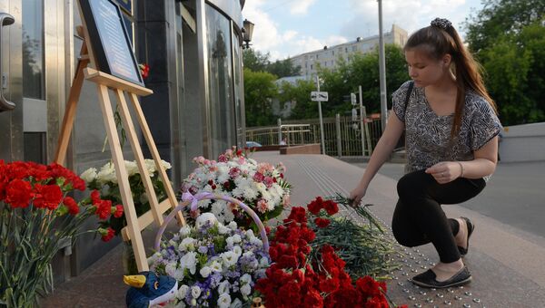 Жители несут цветы и игрушки в память о погибших детях в Карелии. Прхивное фото Жители несут цветы и игрушки в память о погибших детях в Карелии. Прхивное фото
