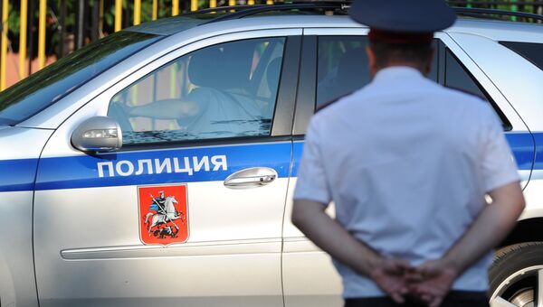 Полицейский автомобиль и сотрудник полиции в Москве. Архивное фото Полицейский автомобиль и сотрудник полиции в Москве. Архивное фото