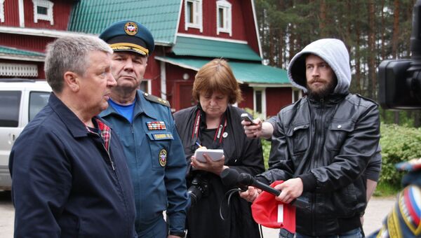 Глава Республики Карелия Александр Худилайнен (слева) отвечает на вопросы журналистов во время поисково-спасательных работ МЧС России на озере Сямозеро в Карелии Глава Республики Карелия Александр Худилайнен (слева) отвечает на вопросы журналистов во время поисково-спасательных работ МЧС России на озере Сямозеро в Карелии