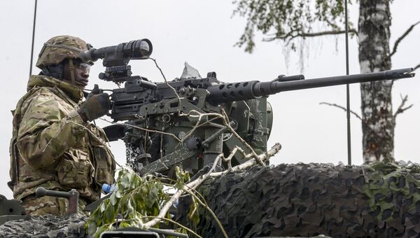 Военнослужащий во время международных военных учений Saber Strike-2016 на центральном полигоне Сил обороны Эстонии в Тапа Военнослужащий во время международных военных учений Saber Strike-2016 на центральном полигоне Сил обороны Эстонии в Тапа