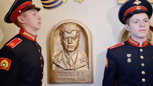 Памятный барельеф Герою России Олегу Пешкову, погибшему в Сирии. Архивное фото Памятный барельеф Герою России Олегу Пешкову, погибшему в Сирии. Архивное фото