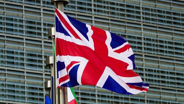 Флаги Великобритании и Евросоюза у главного здания Европарламента в Брюсселе. Архивное фото Флаги Великобритании и Евросоюза у главного здания Европарламента в Брюсселе. Архивное фото