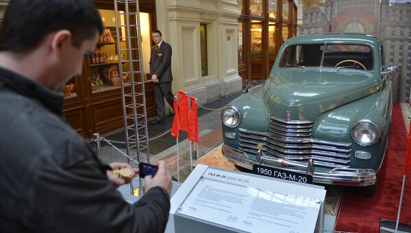 Посетитель фотографирует автомобиль ГАЗ-М-20 Победа (1946 г.) Посетитель фотографирует автомобиль ГАЗ-М-20 Победа (1946 г.)