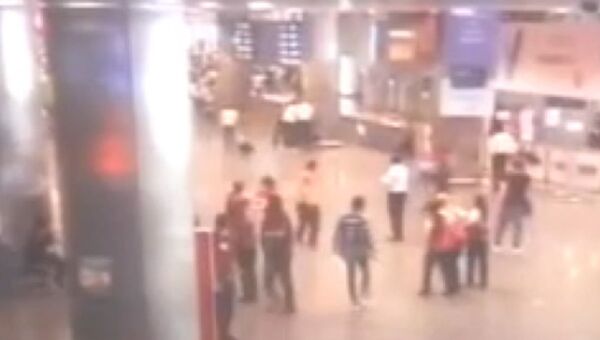Взрывы в аэропорту Стамбула. Съемка камер слежения Взрывы в аэропорту Стамбула. Съемка камер слежения