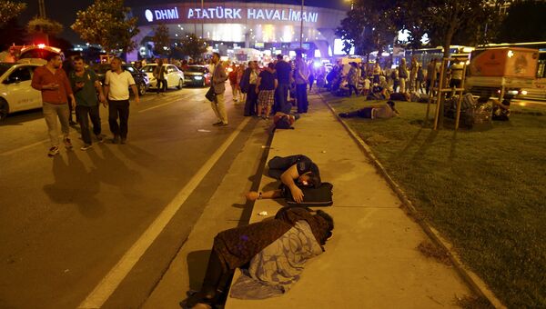 Люди, покинувшие здание аэропорта Ататюрк после теракта. Стамбул. 29 июня 2016 Люди, покинувшие здание аэропорта Ататюрк после теракта. Стамбул. 29 июня 2016
