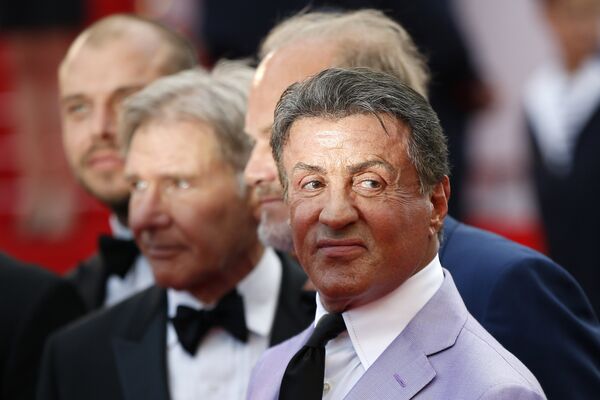 Сильвестр Сталлоне на красной дорожке перед премьерой фильма Неудержимые 3 Сильвестр Сталлоне на красной дорожке перед премьерой фильма Неудержимые 3