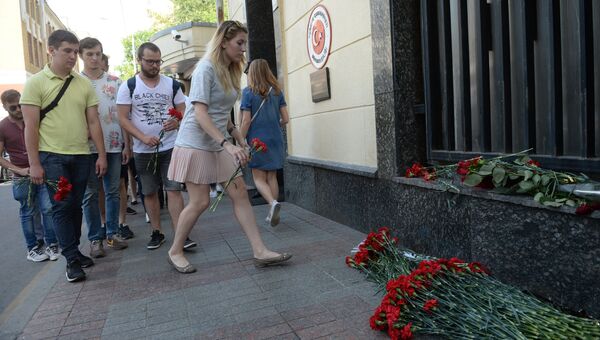 Москвичи несут цветы к посольству Турции в память о погибших в результате теракта в Стамбуле Москвичи несут цветы к посольству Турции в память о погибших в результате теракта в Стамбуле