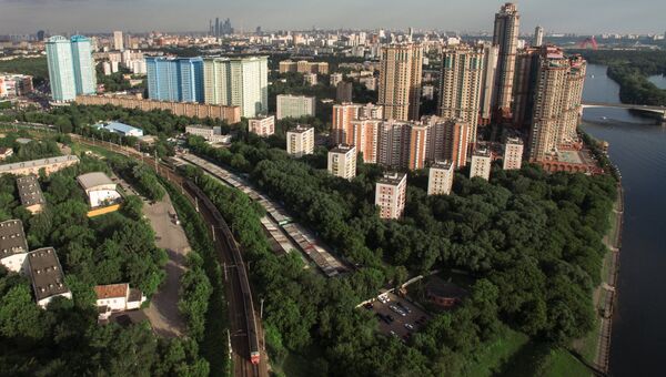 Район Щукино, железнодорожные пути и жилой комплекс Алые Паруса в Москве Район Щукино, железнодорожные пути и жилой комплекс Алые Паруса в Москве