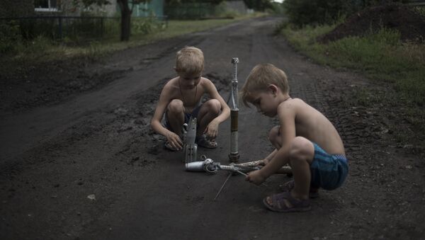 Дети играют боеприпасами в Горловке Дети играют боеприпасами в Горловке
