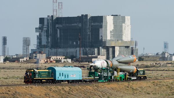Вывоз ракеты-носителя Союз- ФГ с пилотируемым кораблем Союз-МС на стартовую площадку. Архивное фото Вывоз ракеты-носителя Союз- ФГ с пилотируемым кораблем Союз-МС на стартовую площадку. Архивное фото