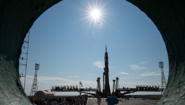Установка ракеты-носителя Союз- ФГ с пилотируемым кораблем Союз-МС на стартовую площадку космодрома Байконур. Архивное фото Установка ракеты-носителя Союз- ФГ с пилотируемым кораблем Союз-МС на стартовую площадку космодрома Байконур. Архивное фото