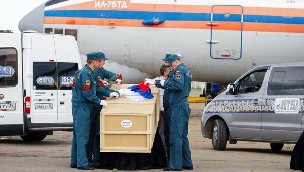 Церемония прощания с экипажем разбившегося самолёта МЧС РФ Ил-76 в аэропорту Иркутска Церемония прощания с экипажем разбившегося самолёта МЧС РФ Ил-76 в аэропорту Иркутска