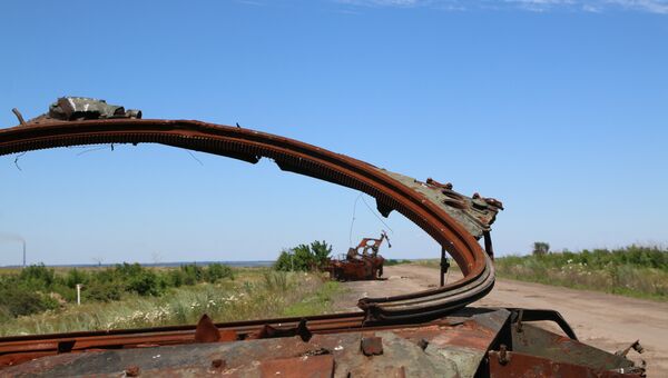 Разбитая техника украинских силовиков под Дебальцево в Донбассе. Архивное фото Разбитая техника украинских силовиков под Дебальцево в Донбассе. Архивное фото