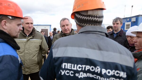 Дмитрий Рогозин общается с рабочими на строительстве космодрома Восточный. Архивное фото Дмитрий Рогозин общается с рабочими на строительстве космодрома Восточный. Архивное фото
