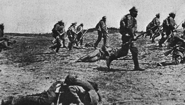 Наступление русских войск на одном из участков Юго-Западного фронта (снимок 1916 года) Наступление русских войск на одном из участков Юго-Западного фронта (снимок 1916 года)