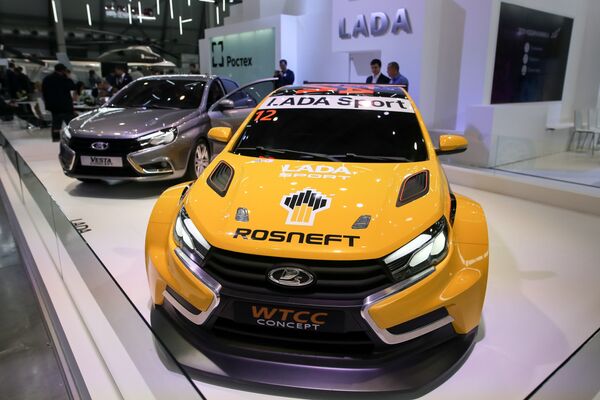 Автомобили Lada Vesta и Lada Vesta Sport на стенде компании ОАО Автоваз на Международной промышленной выставке Иннопром 2015 в Екатеринбурге Автомобили Lada Vesta и Lada Vesta Sport на стенде компании ОАО Автоваз на Международной промышленной выставке Иннопром 2015 в Екатеринбурге