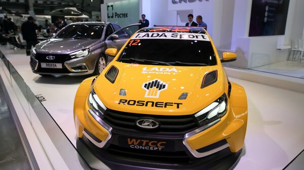 Автомобили Lada Vesta и Lada Vesta Sport на стенде компании ОАО Автоваз на Международной промышленной выставке Иннопром 2015 в Екатеринбурге Автомобили Lada Vesta и Lada Vesta Sport на стенде компании ОАО Автоваз на Международной промышленной выставке Иннопром 2015 в Екатеринбурге
