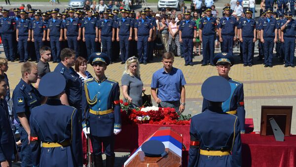 Прощание с погибшим в Сирии российским военным летчиком-инструктором Ряфагатем Хабибулиным Прощание с погибшим в Сирии российским военным летчиком-инструктором Ряфагатем Хабибулиным