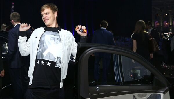 Футболист Александр Кокорин во время представления нового седана Mercedes-Benz S-класса. Архивное фото Футболист Александр Кокорин во время представления нового седана Mercedes-Benz S-класса. Архивное фото