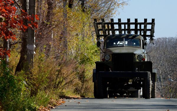 Автомобиль Studebaker с оружейной системой Катюша во время автопробега во Владивостоке Автомобиль Studebaker с оружейной системой Катюша во время автопробега во Владивостоке
