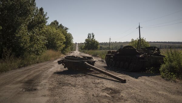Сгоревшая военная техника в поселке Коминтерново Донецкой области. Архивное фото Сгоревшая военная техника в поселке Коминтерново Донецкой области. Архивное фото