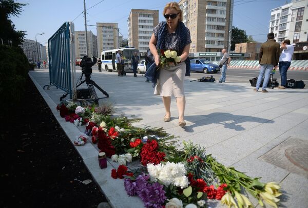 Женщина возлагает цветы у посольства Франции в Москве в память о погибших в результате террористических акта в Ницце Женщина возлагает цветы у посольства Франции в Москве в память о погибших в результате террористических акта в Ницце