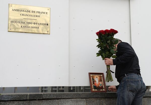 Мужчина возлагает цветы к посольству Франции в Москве в память о погибших в результате террористических акта в Ницце Мужчина возлагает цветы к посольству Франции в Москве в память о погибших в результате террористических акта в Ницце