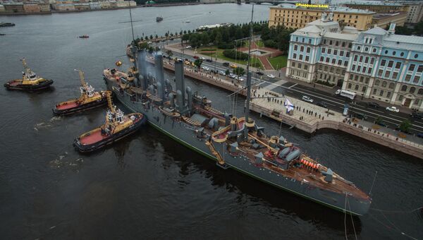Буксировка крейсера Аврора к месту постоянной стоянки у Петроградской набережной. Архивное фото Буксировка крейсера Аврора к месту постоянной стоянки у Петроградской набережной. Архивное фото