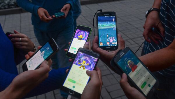 Молодежь в парке перед Новосибирским театром оперы и балета играет в Pokemon Go Молодежь в парке перед Новосибирским театром оперы и балета играет в Pokemon Go